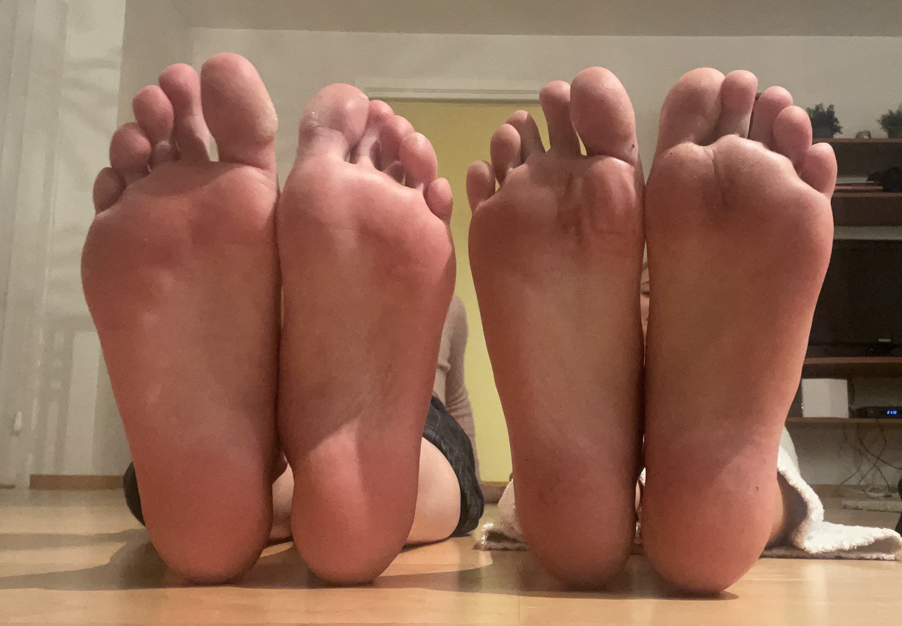 2 girls, 4 feets banner image