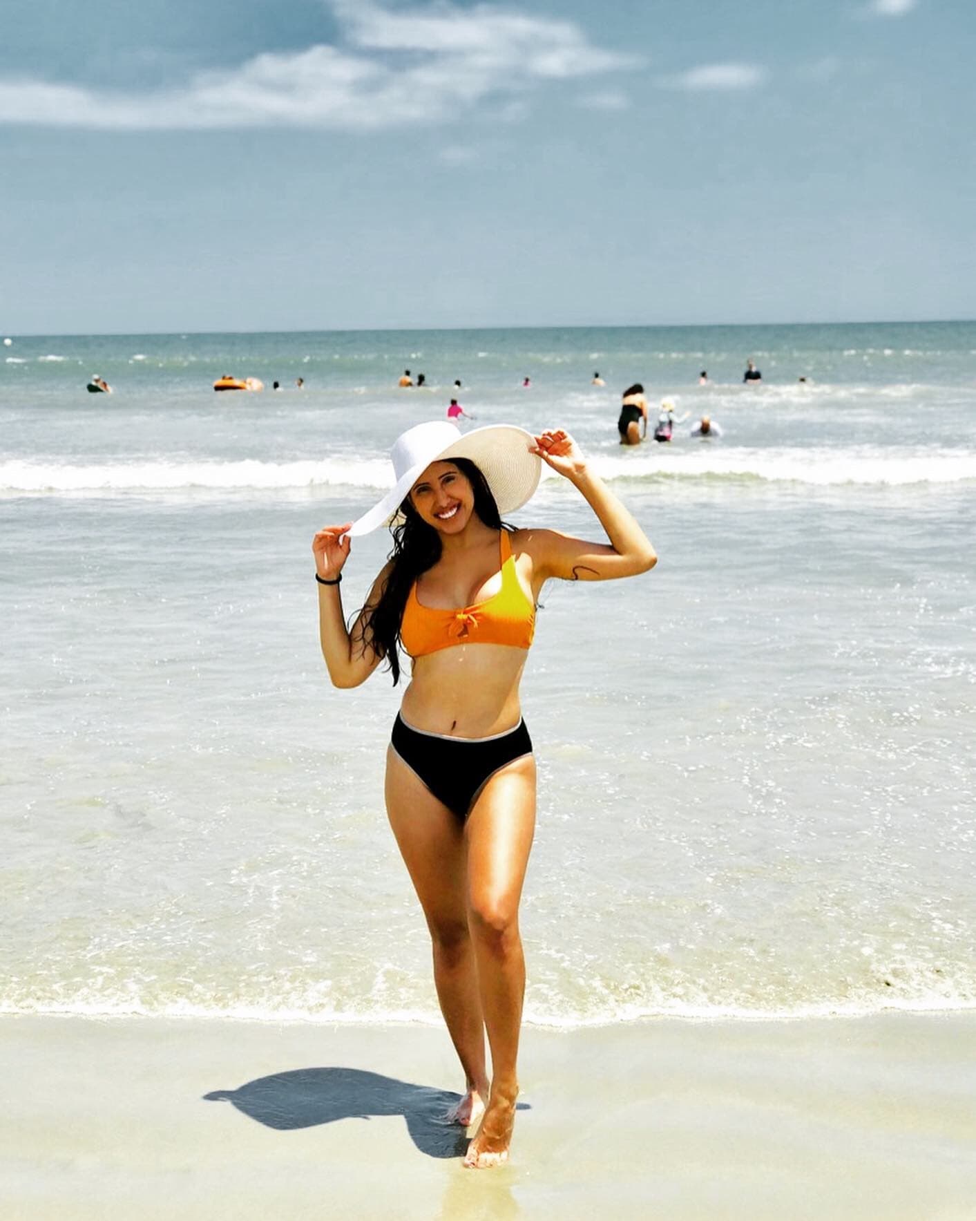 @hola_its_maria banner image