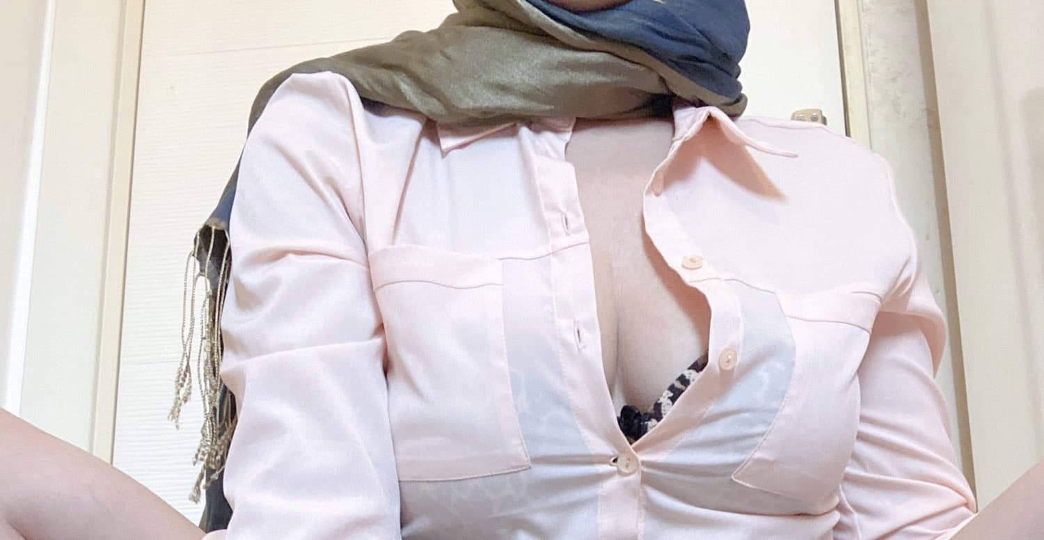 Hijabi Arab girl 🧕🏻 banner image