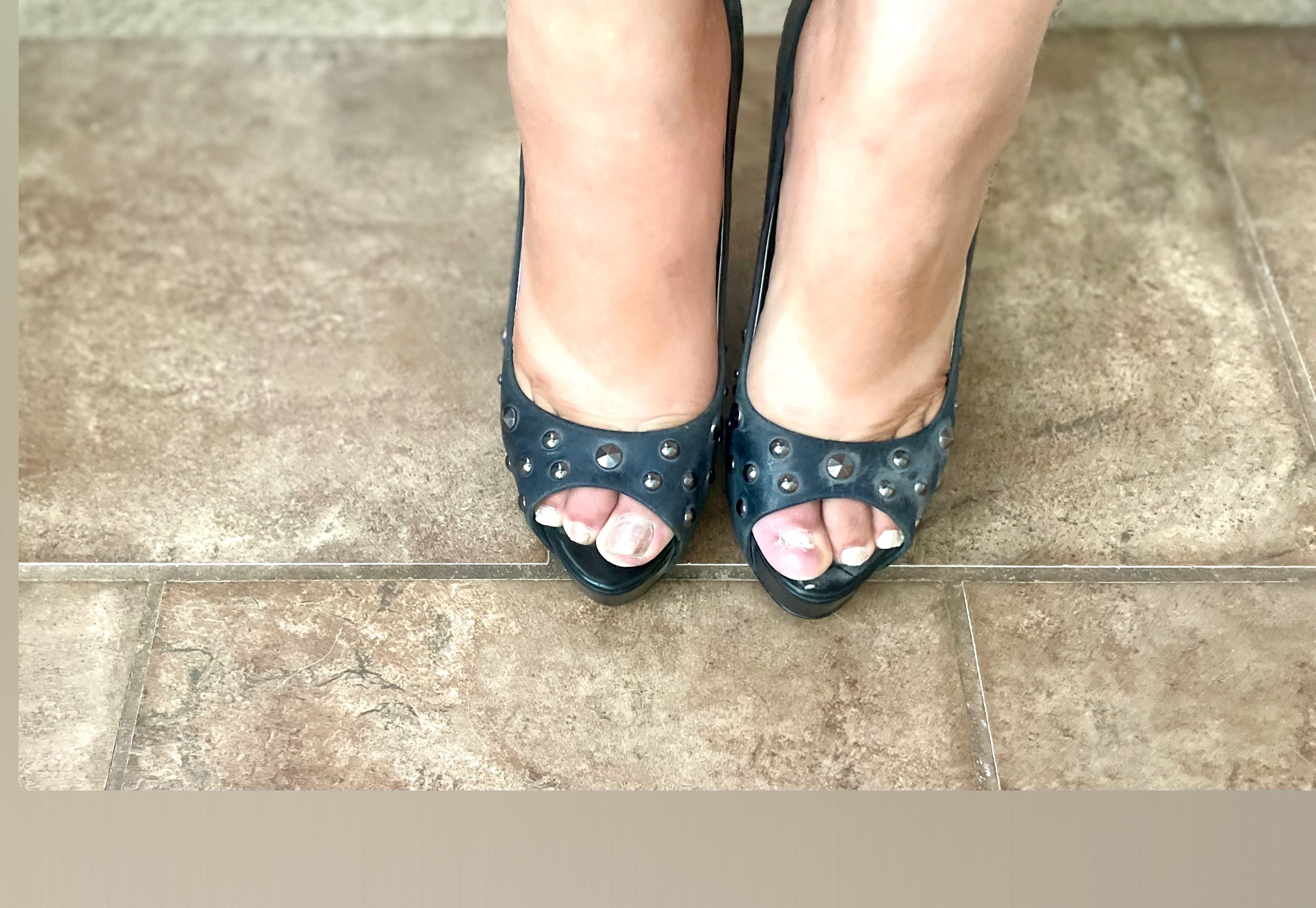 Sun-Tanned Feet & Symmetrical Toes banner image