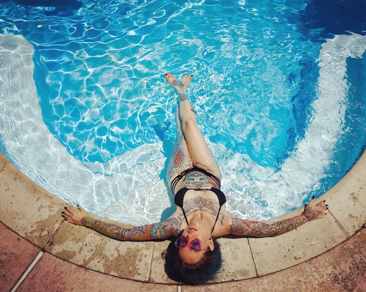 Ella Barnett - FREE!! Tattooed blonde π banner image
