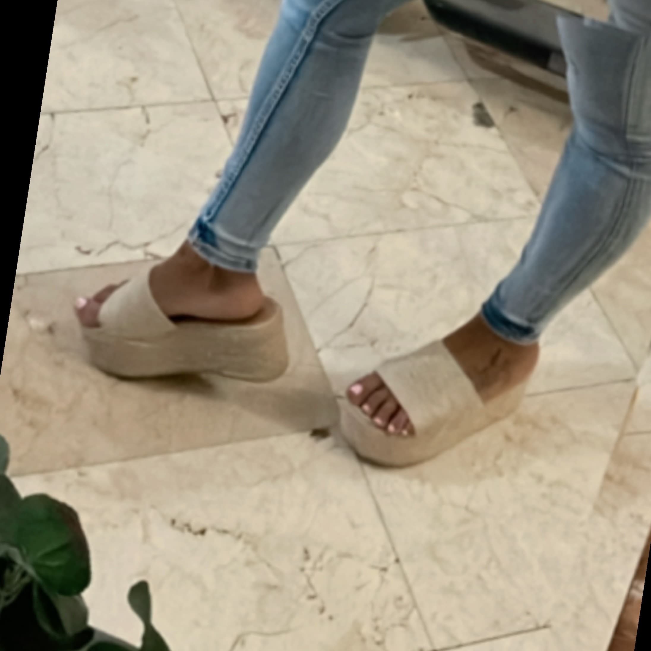 Morenita de pies banner image