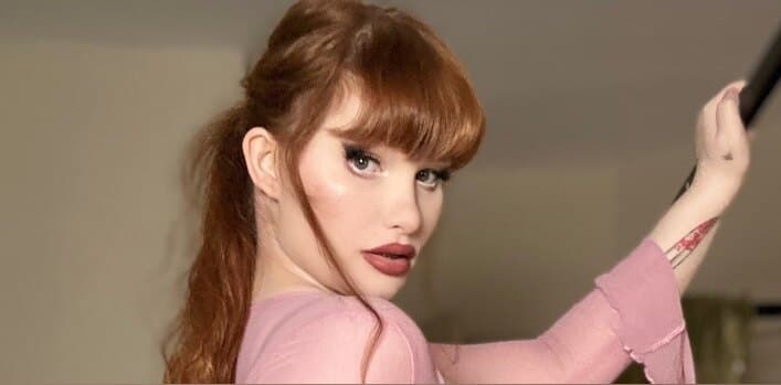 Julie ☑️ banner image