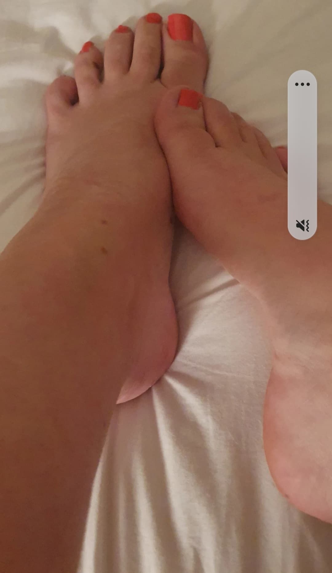 Curvy beauty beautiful feet banner image