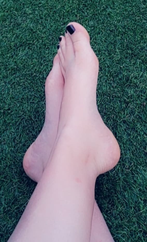 π Little Miss Feet π banner image