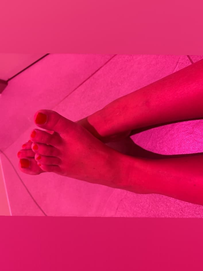 Feet for feet-fetish girl banner image