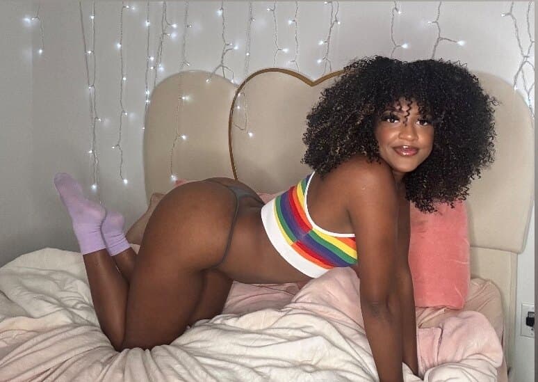 Lola Treatz π banner image