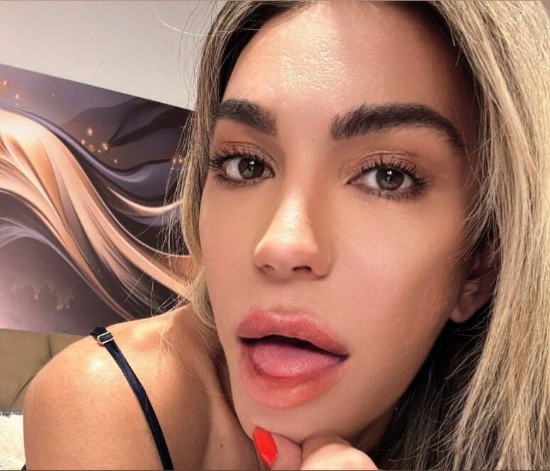 ঔৣ Leticia Henrique 🔞 SEXTING NOW banner image