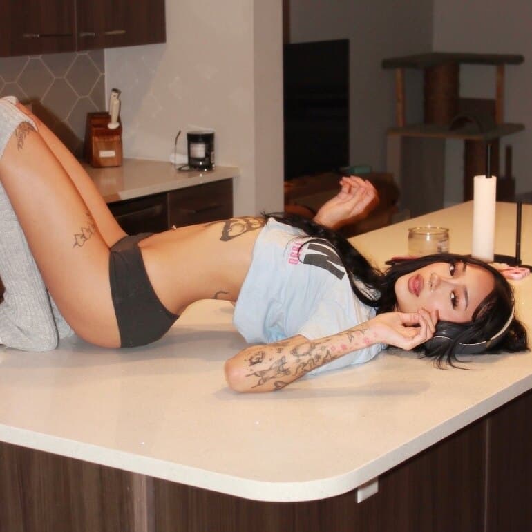 avery kate ♡ ur internet gf <3 banner image