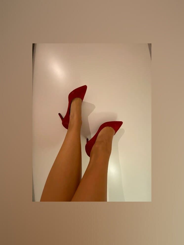 Miss Sara Bellum banner image